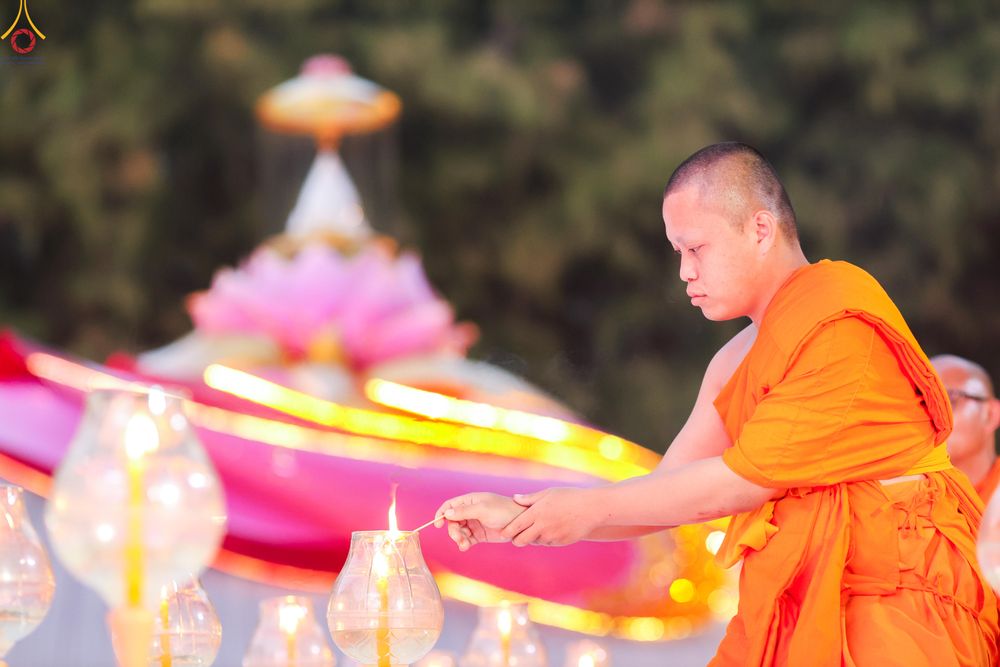 ภาพ No.290135:วันที่ 6 มกราคม พ.ศ. 2569 พิธีจุดประทีปถวายเป็นพุทธบูชา และบูชาธรรมมหาปูชนียาจารย์ (ภาพชุดที่ 2) ณ อนุสรณ์สถานมหาวิหารพระมงคลเทพมุนี (โลตัสแลนด์) อ.สองพี่น้อง จ.สุพรรณบุรี ในโครงการธรรมยาตรา กตัญญูบูชา มหาปูชนียาจารย์ พระมงคลเทพมุนี(สด จนฺทสโร) พระผู้ปรา