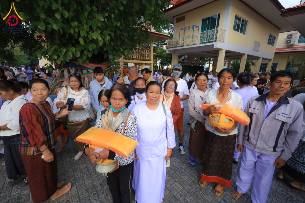 ภาพ No.278516:วันอาทิตย์ที่ 14 ธันวาคม พ.ศ.2568  พิธีเวียนประทักษิณ พิธีวันทาสีมาพระประธาน โครงการบวชบูชาธรรมมหาปูชนียาจารย์ ของศูนย์ปฏิบัติธรรมบุรีรัมย์ ณ วัดกลาง พระอารามหลวง จังหวัดบุรีรัมย์