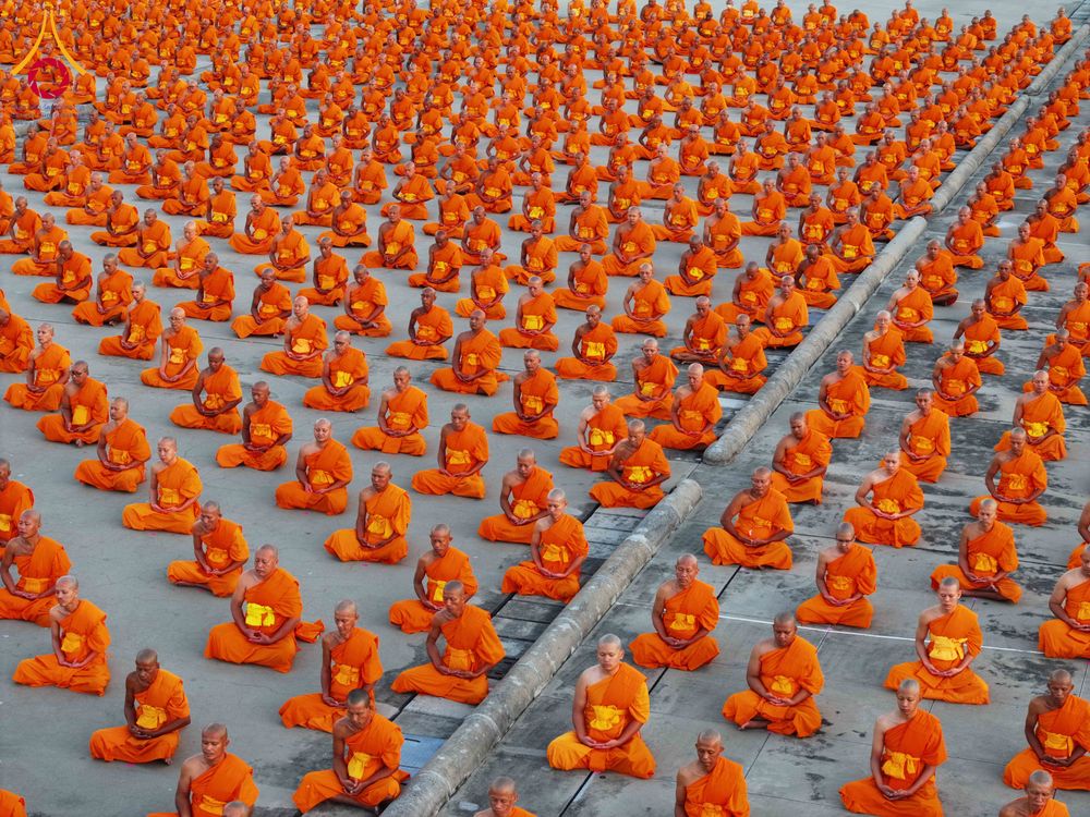 ภาพ No.285204:วันจันทร์ที่ 15 ธันวาคม พ.ศ.2568  บันทึกภาพหมู่ประวัติศาสตร์ โครงการบรรพชาอุปสมบทหมู่  รุ่นบูชาธรรมมหาปูชนียาจารย์ ประจำปี 2568 ณ ลานธรรมมหาธรรมกายเจดีย์ วัดพระธรรมกาย