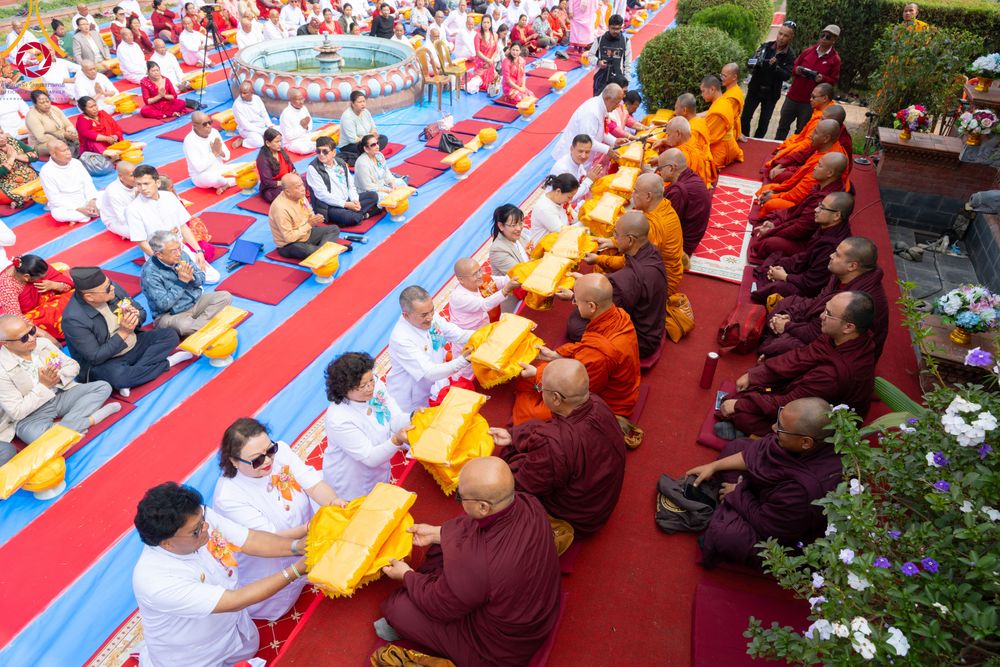 ภาพ No.313403:วันพฤหัสบดีที่ 12 มีนาคม พ.ศ. 2569 พิธีมอบบาตรและผ้าไตรในโครงการบรรพชาสามเณร 500 รูป  ณ นาคบาฮาล (Nagbahal) ประเทศเนปาล