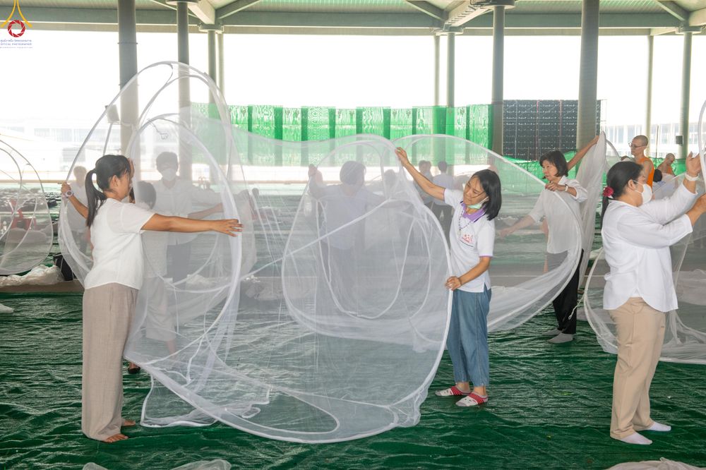 ภาพ No.323037:วันที่ 17-19 เมษายน พ.ศ.2569 การปูผ้ากระสอบขาว , เตรียมจุดฉัน , เตรียมจุดพักค้าง เพื่องานถวายมหาสังฆทาน 40,000 กว่าวัดทั่วประเทศ วันคุ้มครองโลก 22 เมษายน พ.ศ.2569 วัดพระธรรมกาย