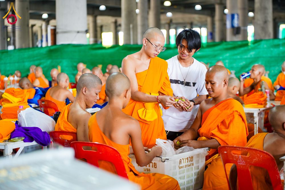 ภาพ No.279501:วันที่ 19-26 ธันวาคม พ.ศ. 2568 และ วันที่ 1 มกราคม พ.ศ.2569 รับบุญปลิดกลีบดอกไม้ เพื่อโปรยต้อนรับพระธรรมยาตรา