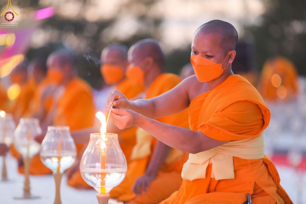 ภาพ No.70243:พิธีจุดประทีปถวายเป็นพุทธบูชา และบูชาธรรมมหาปูชนียาจารย์ ในโครงการธรรมยาตรากตัญญูบูชา มหาปูชนียาจารย์ พระมงคลเทพมุนี(สด จนฺทสโร) พระผู้ปราบมาร ปีที่ 11 ณ อนุสรณ์สถานลำดับที่ 2 สถานที่ตั้งมโนปณิธานบวชตลอดชีวิต อนุสรณ์สถานคลองบางนางแท่น อ.สามพราน จ.นครปฐม 