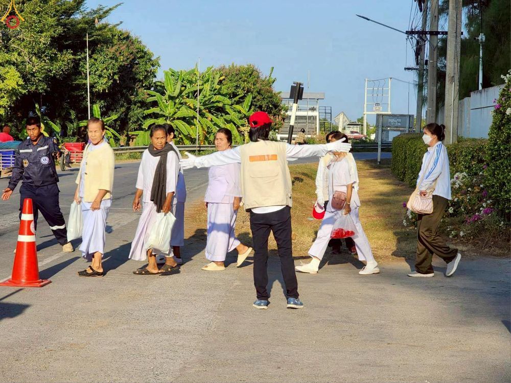 ภาพ No.300592:ภาพเบื้องหลังอาสาสมัครรวมใจ ชุดที่ 3 ในโครงการธรรมยาตรา กตัญญูบูชา มหาปูชนียาจารย์ พระมงคลเทพมุนี(สด จนฺทสโร) พระผู้ปราบมาร อนุสรณ์สถาน 7 แห่ง ปีที่ 14