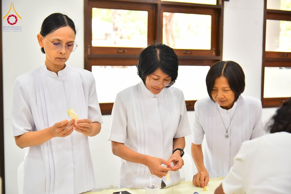 ภาพ No.327521:วันศุกร์ที่ 1 พฤษภาคม พ.ศ. 2569 รวมใจพสกนิกรชาวอำเภอคลองหลวง ประดิษฐ์ดอกไม้จันทน์ เพื่อใช้ในพิธีถวายดอกไม้จันทน์ในงานพระราชพิธีถวายพระเพลิงพระบรมศพ สมเด็จพระนางเจ้าสิริกิติ์ พระบรมราชินีนาถ พระบรมราชชนนีพันปีหลวง ณ วัดพระธรรมกาย