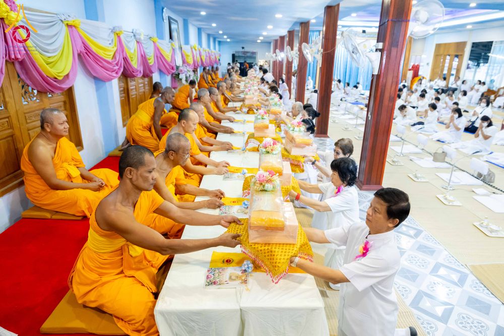 ภาพ No.295545:วันที่ 16 มกราคม พ.ศ. 2569 พิธีถวายภัตตาหารเป็นสังฆทาน แด่พระธรรมยาตรา ณ วัดโบสถ์บน ต.บางคูเวียง จ.นนทบุรี อนุสรณ์สถานลำดับที่ 4 สถานที่เกิดด้วยกายธรรม ในโครงการธรรมยาตรา กตัญญูบูชา มหาปูชนียาจารย์ พระมงคลเทพมุนี(สด จนฺทสโร) พระผู้ปราบมาร อนุสรณ์สถาน 7 แ