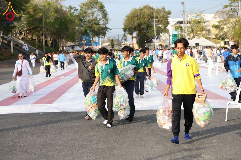 ภาพ No.310356:วันอาทิตย์ที่ 15 กุมภาพันธ์ พ.ศ. 2569 ตักบาตรพระ 1,000 รูป เมืองตรัง ปีที่ 2 ณ ลานพระบรมราชานุสาวรีย์ รัชกาลที่ 5 (หน้าศาลจังหวัดตรัง)อ.เมือง จ.ตรัง