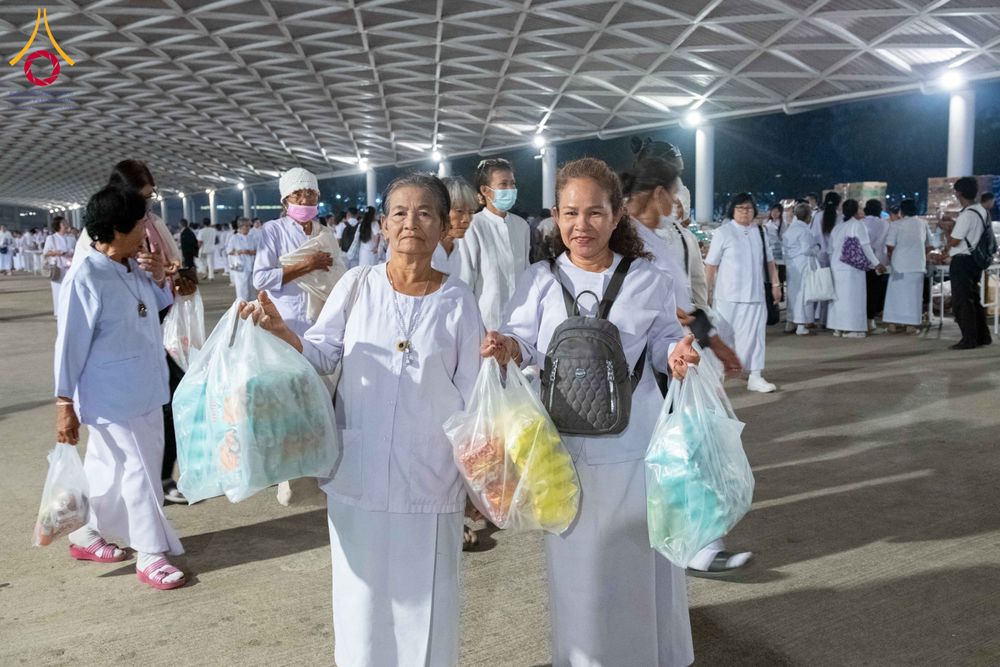 ภาพ No.308414:วันที่ 1 กุมภาพันธ์ พ.ศ. 2569 พิธีตักบาตรข้าวสารอาหารแห้ง ณ บ้านแก้วเรือนทองคุณยาย สภาธรรมกายสากล วัดพระธรรมกาย