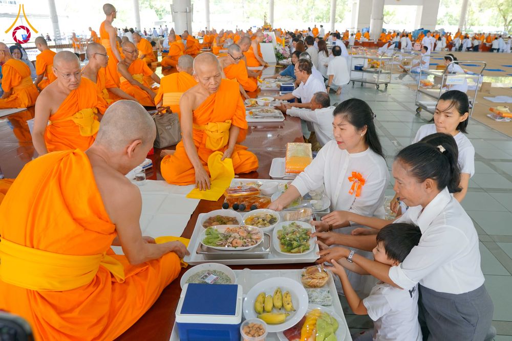 ภาพ No.315462:วันที่ 21 มีนาคม พ.ศ. 2569 พิธีถวายภัตตาหารเมนูสวรรค์ เพื่อการบรรลุธรรม ณ หอฉันคุณยายอาจารย์ฯ วัดพระธรรมกาย