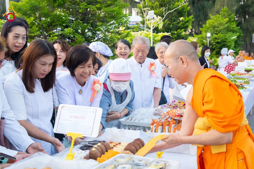 ภาพ No.288879:วันที่ 6 มกราคม พ.ศ. 2569 พิธีถวายภัตตาหารเป็นสังฆทาน แด่พระธรรมยาตรา ในโครงการธรรมยาตรา กตัญญูบูชา มหาปูชนียาจารย์ พระมงคลเทพมุนี(สด จนฺทสโร) พระผู้ปราบมาร อนุสรณ์สถาน 7 แห่ง ปีที่ 14 ณ อนุสรณ์สถานมหาวิหารพระมงคลเทพมุนี (โลตัสแลนด์) อ.สองพี่น้อง จ.สุพรร