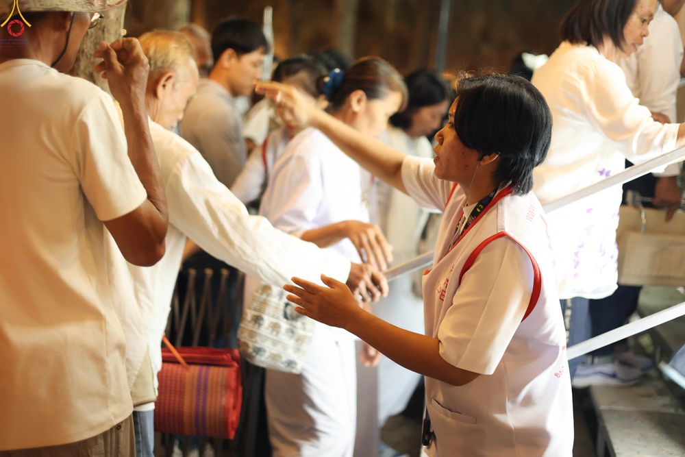 ภาพ No.301585:ภาพเบื้องหลังอาสาสมัครรวมใจ ชุดที่ 4 ในโครงการธรรมยาตรา กตัญญูบูชา มหาปูชนียาจารย์ พระมงคลเทพมุนี(สด จนฺทสโร) พระผู้ปราบมาร อนุสรณ์สถาน 7 แห่ง ปีที่ 14