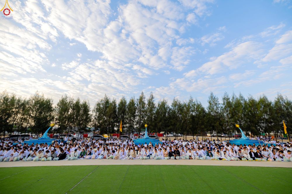 ภาพ No.302595:วันที่ 24 มกราคม พ.ศ. 2569 พิธีตักบาตรพระธรรมยาตรา(ภาพชุดที่ 2) ณ อนุสรณ์สถานลำดับที่ 5 สถานที่เผยแผ่วิชชาธรรมกายครั้งแรก อนุสรณ์สถานบางปลา วัดบางปลา อำเภอบางเลน จังหวัดนครปฐม ในโครงการธรรมยาตรา กตัญญูบูชา มหาปูชนียาจารย์ พระมงคลเทพมุนี(สด จนฺทสโร) พระผู