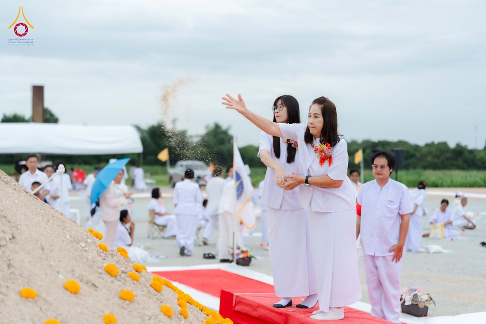 ภาพ No.346543:วันอาทิตย์ที่ 30 สิงหาคม พ.ศ.2569 พิธีทอดผ้าป่า สวดธรรมจักรกัปปวัตนสูตรกลั่นแผ่นดินโปรยรัตนชาติ  สถาปนาองค์พระเจดีย์เพื่อสร้างสันติภาพโลก  ณ ศูนย์ปฏิบัติธรรมพนมสารคาม (เพชรตะวัน) จังหวัดฉะเชิงเทรา