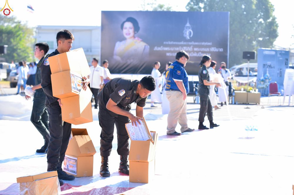 ภาพ No.280266:วันอังคารที่ ๓๐ ธันวาคม พ.ศ. ๒๕๖๘ พิธีตักบาตรพระ ๑,๐๖๙ รูป จังหวัดกาฬสินธุ์   ณ บริเวณสนามหน้าศาลากลาง จังหวัดกาฬสินธุ์ (หลังเก่า)