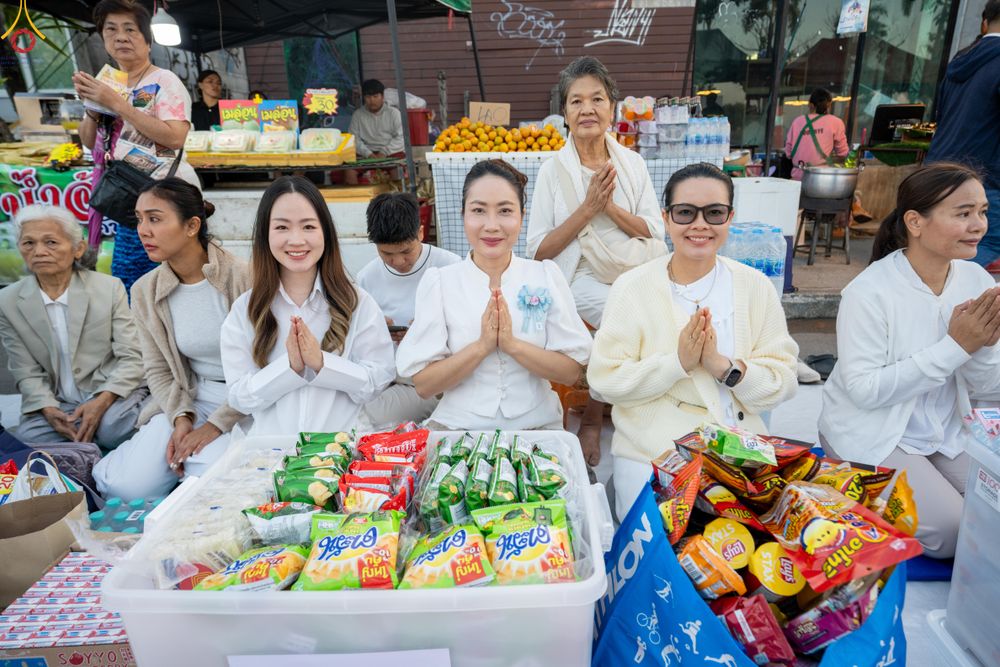 ภาพ No.282677:วันเสาร์ที่ 20 ธันวาคม พ.ศ.2568 พิธีตักบาตรพระ 10,000 รูป (ชุด 2) เนื่องในโอกาส 194 ปี จังหวัดกาญจนบุรี และอุทิศส่วนกุศลให้แด่บรรพชนทั้งหลาย บริเวณถนนสองแคว (Skywalk) เมืองกาญจนบุรี