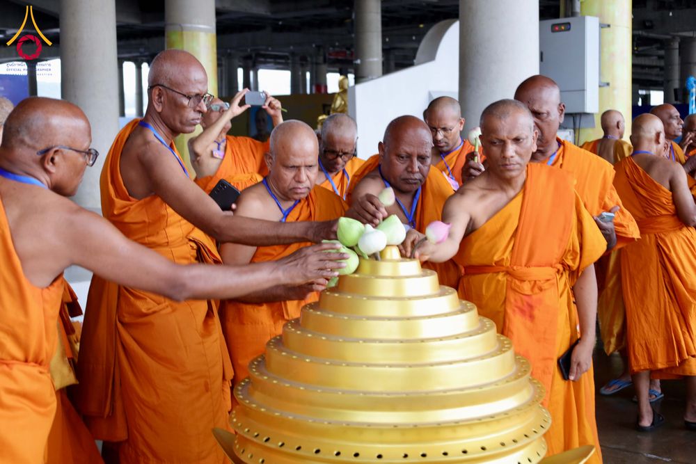 ภาพ No.327644:วันที่ 1-6 พฤษภาคม พ.ศ.2569 ต้อนรับชาวต่างชาติ พระภิกษุ คณะชาวเมียนมาร์  อุบาสิกาชาวอินเดีย เยี่ยมชมวัดพระธรรมกายและสักการะพระมหาธรรมกายเจดีย์