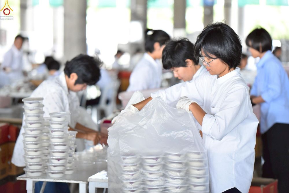 ภาพ No.239945:วันที่ 20-23 สิงหาคม พ.ศ. 2568 การเตรียมงานวันธรรมชัย ใส่ถ่านประทีป LED ที่วิหารคด 7 และ 25 วัดพระธรรมกาย