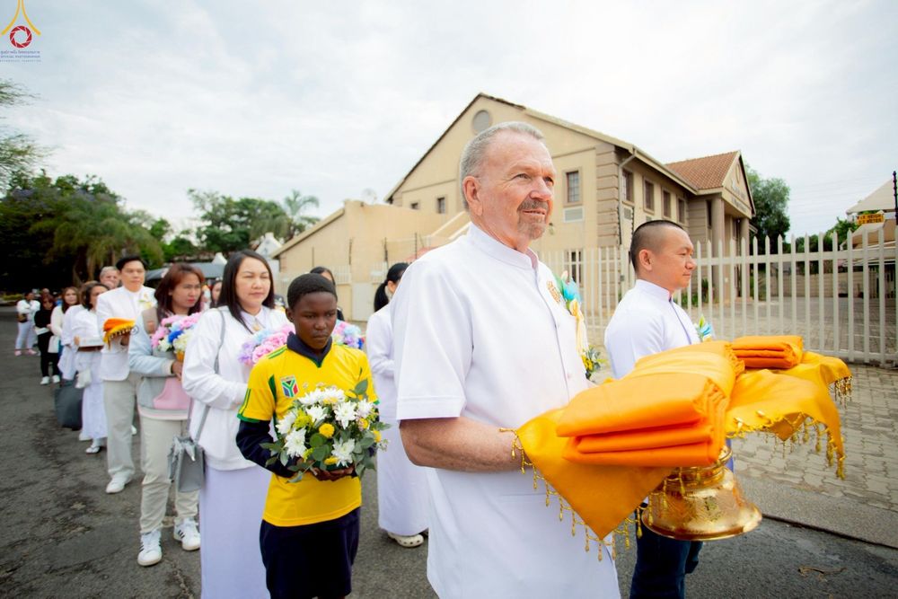 ภาพ No.255136:วันที่ 12 ตุลาคม พ.ศ. 2568 พิธีทอดกฐินสามัคคีสร้างทุกสิ่ง วัดพระธรรมกายโจฮันเนสเบิร์ก  ประเทศสาธารณรัฐแอฟริกาใต้