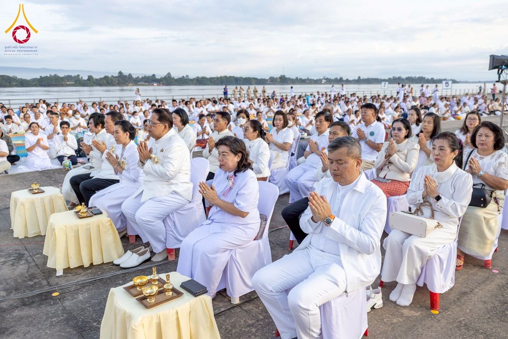ภาพ No.250504:วันพุธที่ 8 ตุลาคม พ.ศ. 2568 พิธีตักบาตรเทโวโรหณะ ณ ลานธรรมปทุมรัตน์ธรรมเจดีย์ พุทธอุทยานนานาชาติ อ.โพนพิสัย จ.หนองคาย