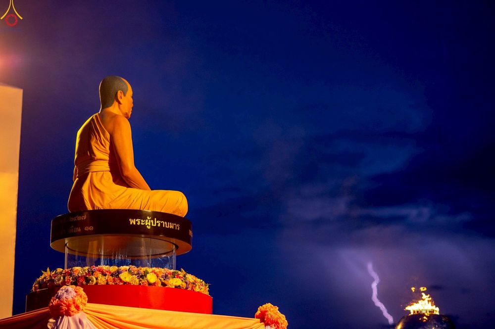 ภาพ No.253603:วันที่ 10 ตุลาคม พ.ศ. 2568 พิธีจุดประทีปบูชาพระผู้ปราบมาร, พิธีจุดประทีปบนพระมหาธรรมกายเจดีย์  20,000 ดวง เนื่องในวันคล้ายวันเกิดครบรอบ 141 ปี พระมงคลเทพมุนี (สด จนฺทสโร)