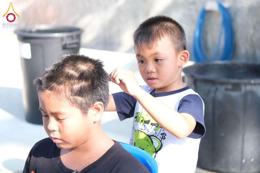 ภาพ No.317303:วันอาทิตย์ที่ 29 มีนาคม พ.ศ. 2569 พิธีตัดปอยผมและปลงผม ว่าที่สามเณร ศูนย์อบรมเยาวชนนครปฐม