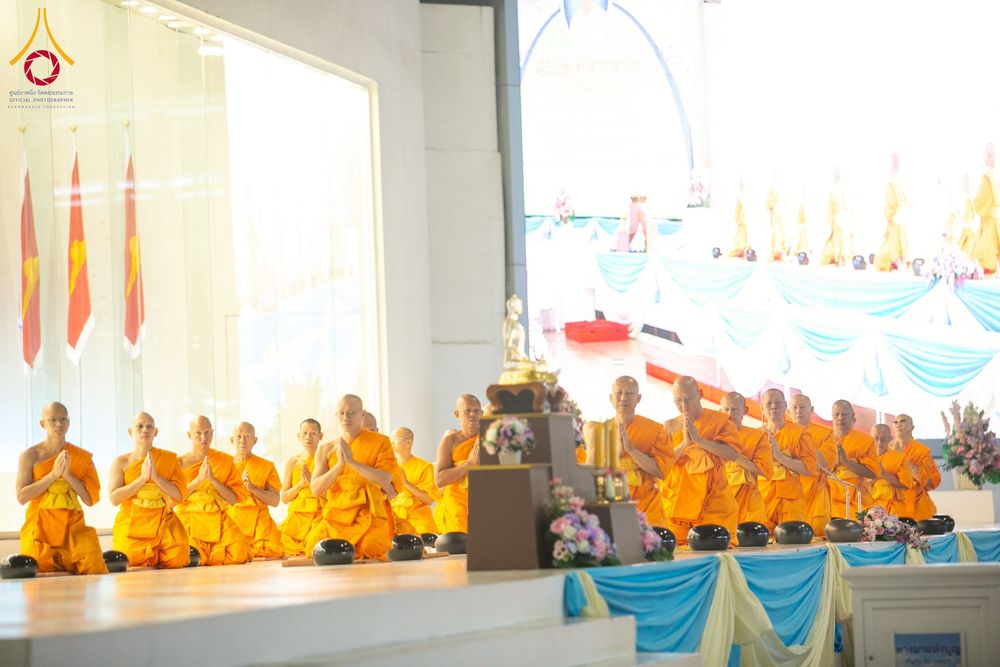 ภาพ No.256732:วันที่ 5 ตุลาคม พ.ศ. 2568 พิธีตักบาตร ข้าวสารอาหารแห้ง ณ บ้านแก้วเรือนทองคุณยายฯ สภาธรรมกายสากล วัดพระธรรมกาย