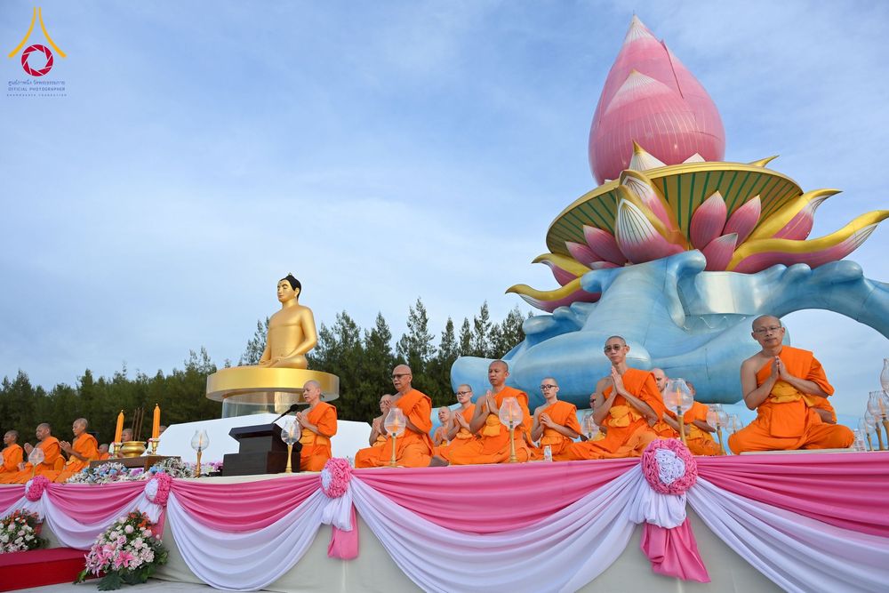 ภาพ No.250411:วันอังคารที่ 7 ตุลาคม พ.ศ. 2568 พิธีจุดประทีปบูชาพระรัตนตรัย ณ ลานธรรมปทุมรัตน์ธรรมเจดีย์ พุทธอุทยานนานาชาติ อ.โพนพิสัย จ.หนองคาย