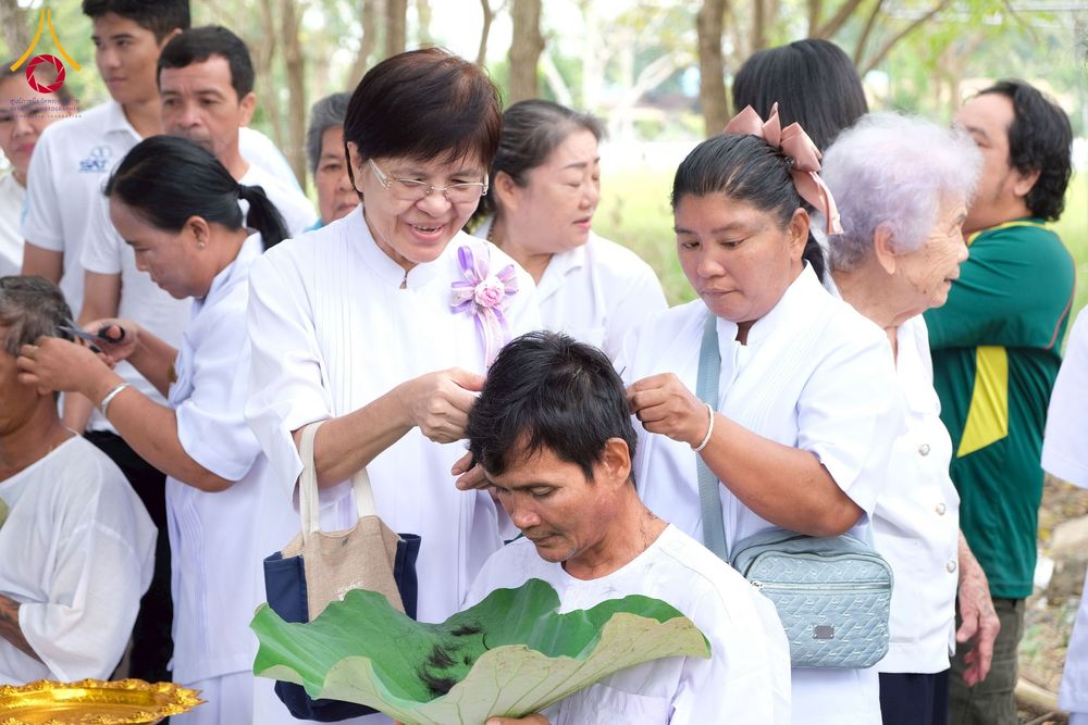 ภาพ No.277891:พิธีตัดปอยผมและปลงผมนาคธรรมทายาท พิธีขอขมาผู้ปกครอง ณ ศูนย์อบรมเยาวชนนครปฐม จ.นครปฐม และพิธีมอบบาตร ผ้าไตร นาคธรรมทายาท พิธีบรรพชา อุปสมบทหมู่ ณ วัดลาดหญ้าไทร จ.นครปฐม