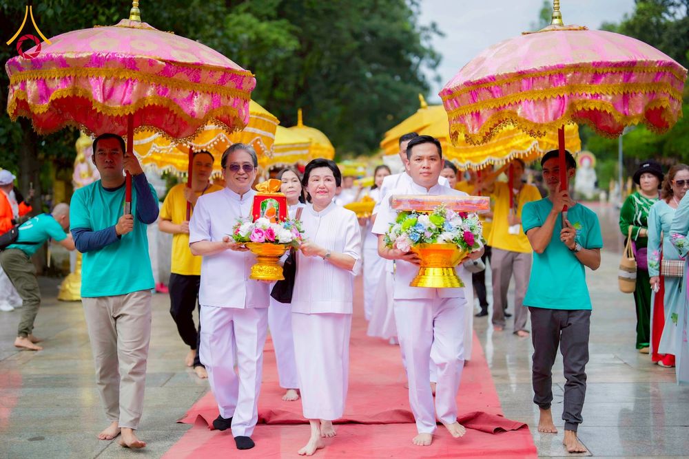 ภาพ No.274074:วันที่ 23 พฤศจิกายน พ.ศ. 2568 ประธานมูลนิธิธรรมกาย ถวายปัจจัยสมทบกฐินแด่ วัดเทียนเวียนเฟื้อกเซิน ศูนย์วิปัสสนาที่มีชื่อเสียง มากกว่า 50 ปีในเวียดนาม