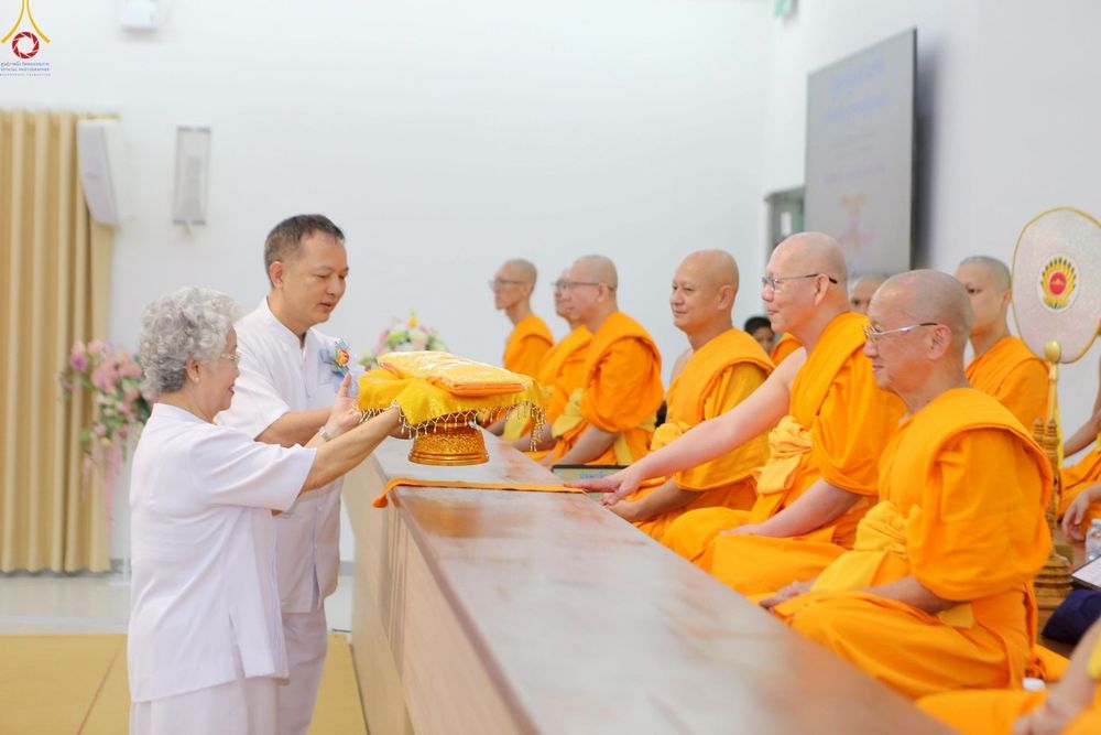 ภาพ No.258574:วันที่ 19 ตุลาคม พ.ศ. 2568 พิธีทอดกฐินสามัคคีทั่วไทย 30,000 วัด โดยคณะศิษยานุศิษย์ บูชาธรรม 81 ปี หลวงพ่อธัมมชโย ณ ศูนย์ปฎิบัติธรรมน้ำใสใจสว่าง  เขตบางกอกน้อย กรุงเทพมหานคร