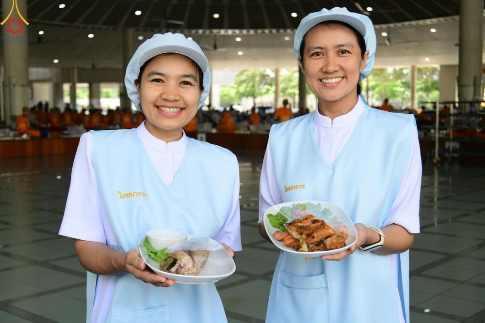 ภาพ No.165741:พิธีถวายภัตตาหารเมนูสวรรค์ วันที่ 26 ตุลาคม พ.ศ. 2567 ณ หอฉันคุณยายอาจารย์ฯ วัดพระธรรมกาย