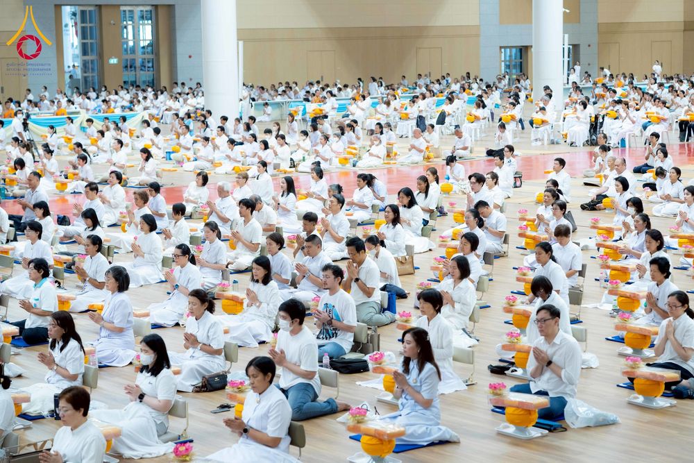 ภาพ No.270565:วันอาทิตย์ที่ 16 พฤศจิกายน พ.ศ. 2568 ถวายกองทุนโครงการอุปสมบทหมู่ 3,000 รูปทั่วไทย  รุ่นบูชาธรรมมหาปูชนียาจารย์ ณ ห้องแก้วสารพัดนึก 2 สภาธรรมกายสากล วัดพระธรรมกาย