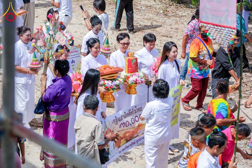 ภาพ No.173927:พิธีทอดกฐิน วัดหนองเสือ จ.ฉะเชิงเทรา ในโครงการกฐินสามัคคีทั่วไทย 30,000 วัด บูชาธรรม 80 ปี หลวงพ่อธัมมชโย โดยคณะศิษยานุศิษย์วัดพระธรรมกาย วันที่ 6 พฤศจิกายน พ.ศ. 2567