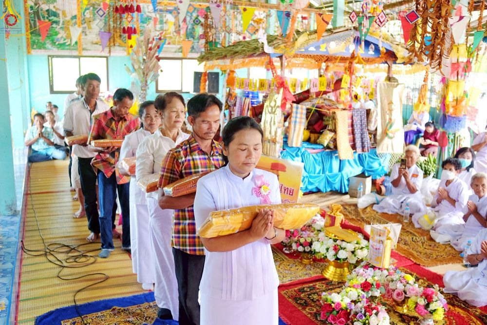 ภาพ No.259087:วันที่ 18 ตุลาคม พ.ศ. 2568 พิธีทอดกฐินสามัคคีทั่วไทย 30,000 วัด โดยคณะศิษยานุศิษย์ บูชาธรรม 81 ปี หลวงพ่อธัมมชโย ณ วัดสว่างอารมณ์  อ.แคนดง จ.บุรีรัมย์