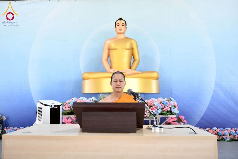 ภาพ No.256630:วันที่ 11 ตุลาคม พ.ศ. 2568 พิธีตักบาตรฉลองพระใหม่  โครงการอุปสมบทบูชาธรรม 141 ปี  พระมงคลเทพมุนี (สด จนฺทโร) ผู้ค้นพบวิชชาธรรมกาย ณ มหาวิหารคด 9 วัดพระธรรมกาย