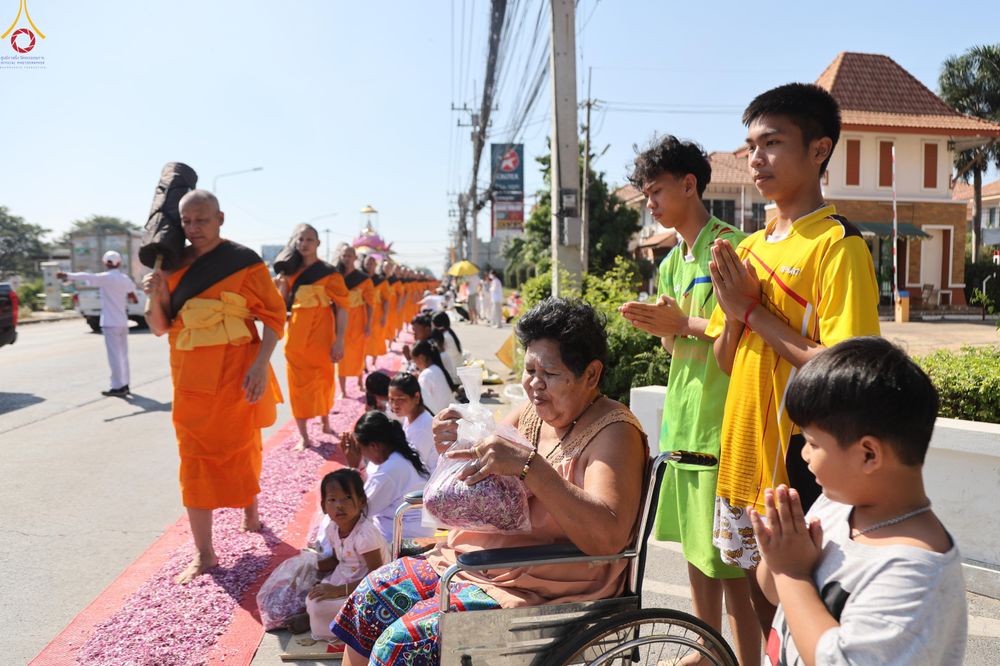 ภาพ No.304175:วันที่ 25 มกราคม พ.ศ. 2569 พิธีต้อนรับพระธรรมยาตรา  รร.สามัคคีราษฏร์บำรุง-วัดพระธรรมกาย ในโครงการธรรมยาตรา กตัญญูบูชา มหาปูชนียาจารย์ พระมงคลเทพมุนี(สด จนฺทสโร) พระผู้ปราบมาร อนุสรณ์สถาน 7 แห่ง ปีที่ 14