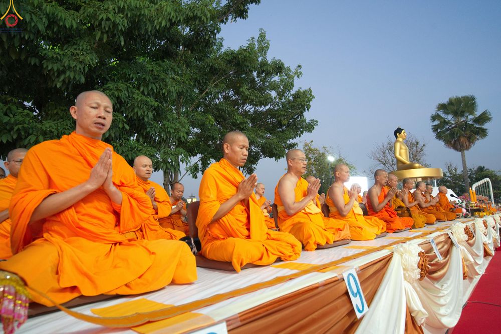 ภาพ No.282570:วันเสาร์ที่ 20 ธันวาคม พ.ศ.2568 พิธีตักบาตรพระ 10,000 รูป (ชุด 2) เนื่องในโอกาส 194 ปี จังหวัดกาญจนบุรี และอุทิศส่วนกุศลให้แด่บรรพชนทั้งหลาย บริเวณถนนสองแคว (Skywalk) เมืองกาญจนบุรี