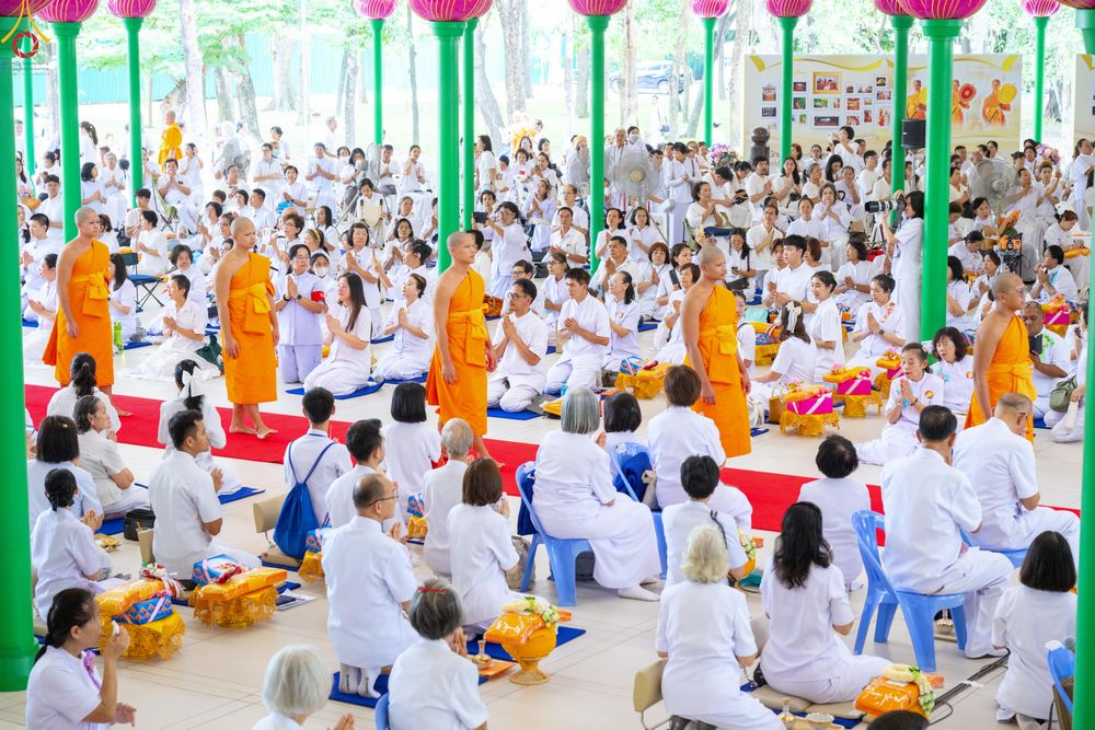 ภาพ No.330816:วันวิสาขบูชา อาทิตย์ที่ 31 พฤษภาคม พ.ศ.2569 พิธีบรรพชาสามเณรอุบาสก 11 ท่าน , พิธีถวายบาตรผ้าไตร และจตุปัจจัยไทยธรรม แด่สามเณร , พิธีอุปสมบทอุทิศชีวิต , พิธีกล่าวคำกัปปิยภัณฑ์  ณ อุโบสถพระไตรปิฎก วัดพระธรรมกาย จังหวัดปทุมธานี