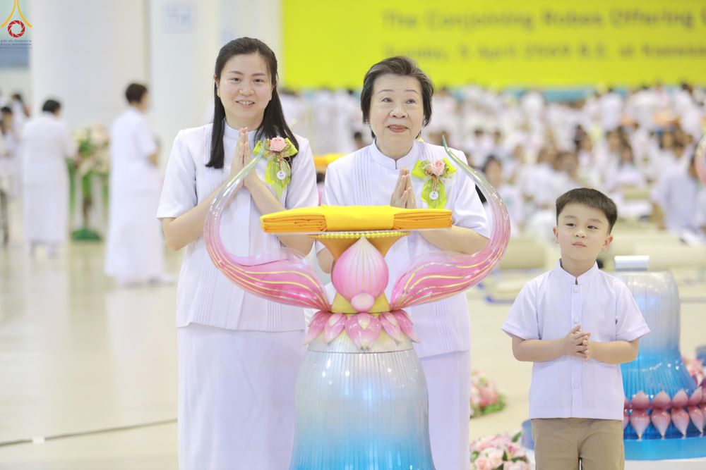 ภาพ No.318523:วันอาทิตย์ต้นเดือนที่ 5 เมษายน พ.ศ.2569 พิธีทอดผ้าป่าสมทบมหาสังฆทาน 40,000 กว่าวัดทั่วประเทศ ณ สภาธรรมกายสากล วัดพระธรรมกาย