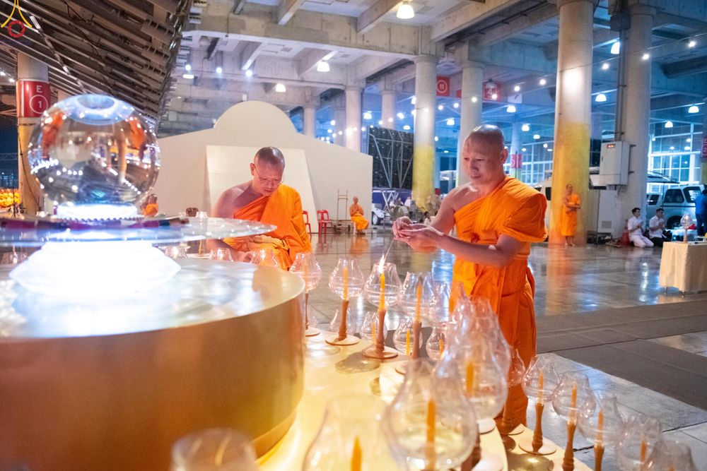 ภาพ No.280337:วันที่ 31 ธันวาคม พ.ศ.2568 -วันที่ 1 มกราคม พ.ศ.2569 พิธีฉลองชัยสวดมนต์บทธัมมจักกับปปวัตนสูตร ครบ 8,000,000,000 จบ , พิธีสวดมนต์ข้ามปี ณ วัดพระธรรมกาย