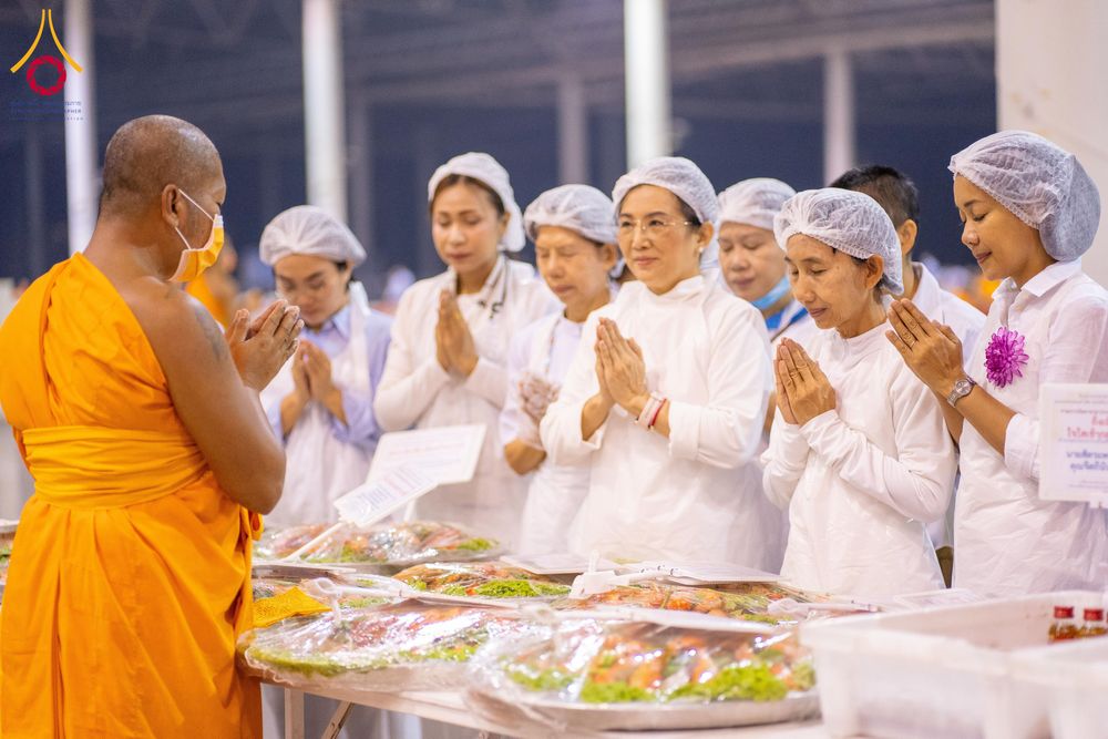 ภาพ No.121242:พิธีถวายภัตตาหารเป็นสังฆทาน แด่คณะพระธรรมยาตราฯ ในโครงการธรรมยาตรากตัญญูบูชา มหาปูชนียาจารย์ พระมงคลเทพมุนี(สด จนฺทสโร) พระผู้ปราบมาร อนุสรณ์สถาน 7 แห่ง ปีที่ 12 วันที่ 30 มกราคม พ.ศ. 2567 ณ สภาธรรมกายสากล วัดพระธรรมกาย