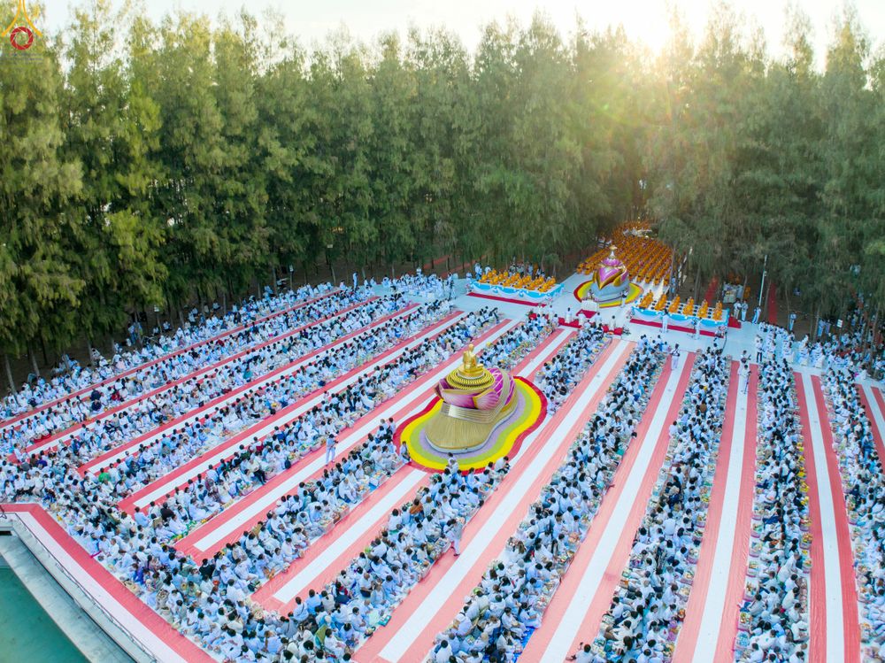 ภาพ No.289346:วันที่ 7 มกราคม พ.ศ. 2569 พิธีตักบาตรพระธรรมยาตรา ณ อนุสรณ์สถานลำดับที่ 1 สถานที่เกิดด้วยรูปกายเนื้อ อนุสรณ์สถานมหาวิหารพระมงคลเทพมุนี (โลตัสแลนด์) อ.สองพี่น้อง จ.สุพรรณบุรี ในโครงการธรรมยาตรา กตัญญูบูชา มหาปูชนียาจารย์ พระมงคลเทพมุนี(สด จนฺทสโร) พระผู้ป