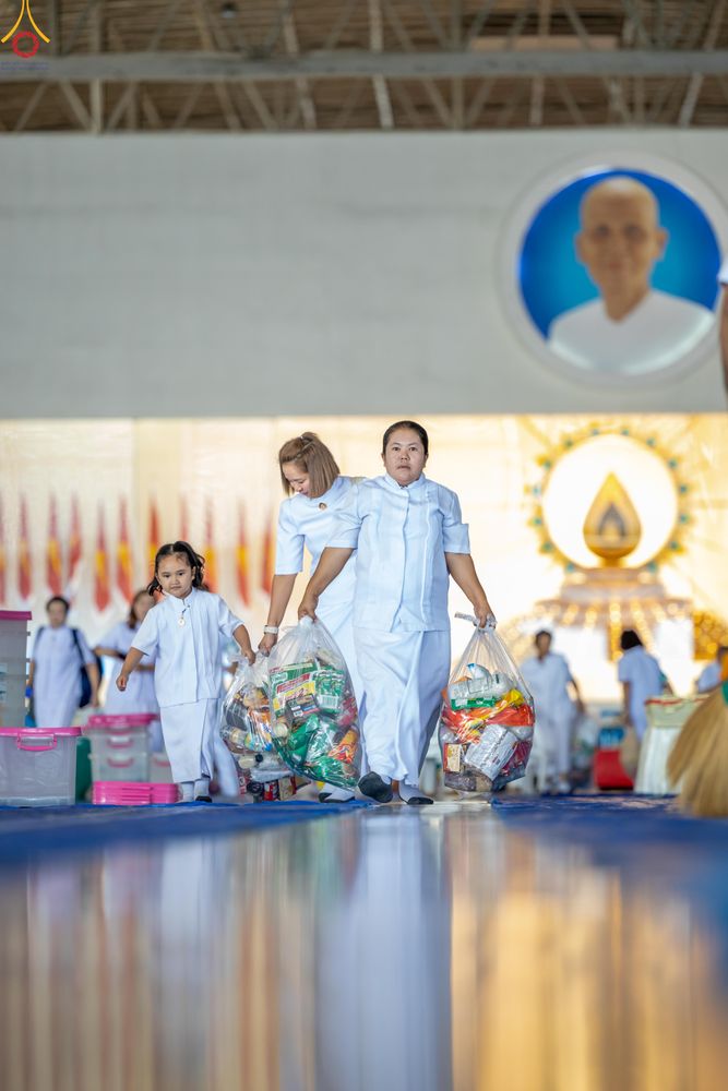ภาพ No.327975:วันที่ 3 พฤษภาคม พ.ศ.2569 พิธีตักบาตร ข้าวสารอาหารแห้ง ณ บ้านแก้วเรือนทองคุณยายอาจารย์ฯ วัดพระธรรมกาย