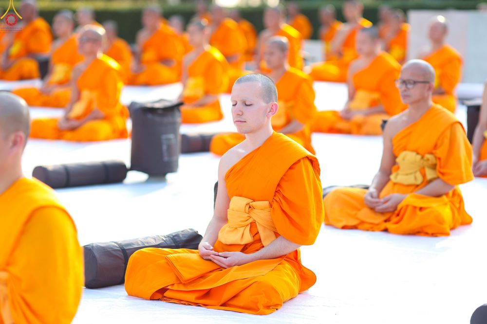 ภาพ No.281694:วันที่ 24 ธันวาคม พ.ศ.2568 พระธรรมยาตรา ปฏิบัติธรรม และถ่ายภาพหมู่ประวัติศาสตร์ ณ ลานหน้ามหาวิหารพระมงคลเทพมุนีฯ วัดพระธรรมกาย