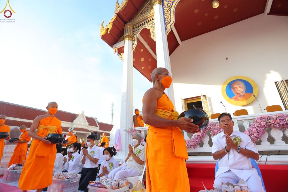 ภาพ No.73611:พิธีตักบาตรพระธรรมยาตราฯ ในโครงการธรรมยาตรากตัญญูบูชา มหาปูชนียาจารย์ พระมงคลเทพมุนี(สด จนฺทสโร) พระผู้ปราบมาร ปีที่ 11 ณ อนุสรณ์สถานลำดับที่ 4 สถานที่เกิดด้วยกายธรรม วัดโบสถ์ (บน) บางคูเวียง อ.บางกรวย จ.นนทบุรี วันที่ 22 มกราคม พ.ศ. 2566
