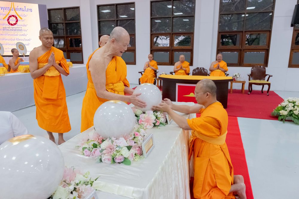 ภาพ No.294282:วันอาทิตย์ที่ 14 ธันวาคม พ.ศ.2568 พิธีเจริญพระพุทธมนต์สมโภชดวงแก้วลูกนิมิตเอก และดวงแก้วนิมิตปฏิบัติธรรม อัญเชิญประดิษฐาน  ณ วัดพระธรรมกายในประเทศสหรัฐอเมริกาและประเทศเยอรมนี 7 แห่ง ณ อาคารปลูกศรัทธา 2 วัดพระธรรมกาย