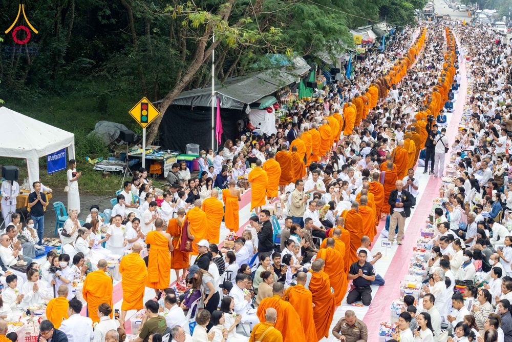 ภาพ No.285951:วันเสาร์ที่ 13 ธันวาคม พ.ศ.2568 พิธีตักบาตรพระภิกษุสามเณร 1,000 รูป ณ บริเวณหน้าอุทยานแห่งชาติเขาใหญ่ อำเภอปากช่อง จ.นครราชสีมา