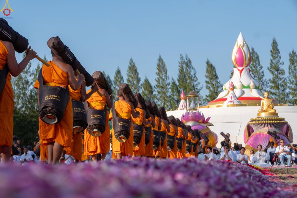 ภาพ No.290478:วันที่ 7 มกราคม พ.ศ. 2569 พิธีต้อนรับพระธรรมยาตรา ณ อนุสรณ์สถานลำดับที่ 2  สถานที่ตั้งมโนปณิธานบวชตลอดชีวิต อนุสรณ์สถานคลองบางนางแท่น (ภาพชุดที่ 2) อ.สามพราน จ.นครปฐม ในโครงการธรรมยาตรา กตัญญูบูชา มหาปูชนียาจารย์ พระมงคลเทพมุนี(สด จนฺทสโร) พระผู้ปราบมาร 