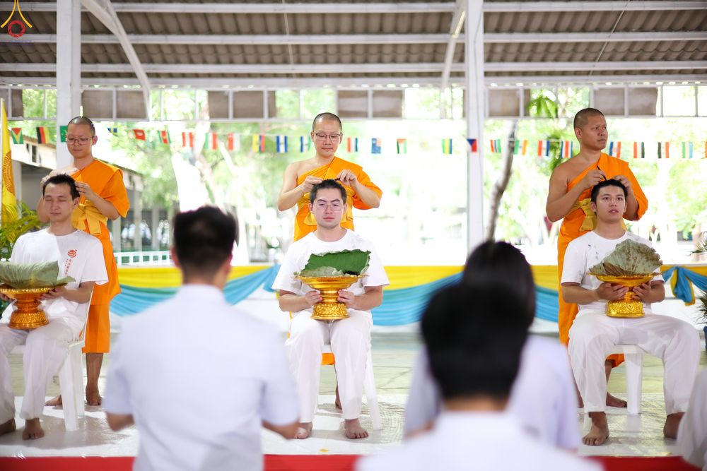 ภาพ No.338334:วันอาทิตย์ที่ 5 กรกฎาคม พศ.2569 พิธีตัดปอยผมธรรมทายาทนานาชาติ IDOP รุ่นที่ 21 จากประเทศจีน มาเลเซีย สิงคโปร์ และไต้หวัน ณ โถงช้าง วัดพระธรรมกาย