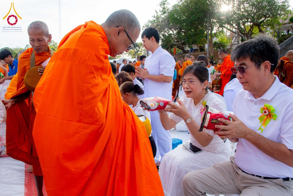 ภาพ No.310347:วันอาทิตย์ที่ 15 กุมภาพันธ์ พ.ศ. 2569 ตักบาตรพระ 1,000 รูป เมืองตรัง ปีที่ 2 ณ ลานพระบรมราชานุสาวรีย์ รัชกาลที่ 5 (หน้าศาลจังหวัดตรัง)อ.เมือง จ.ตรัง